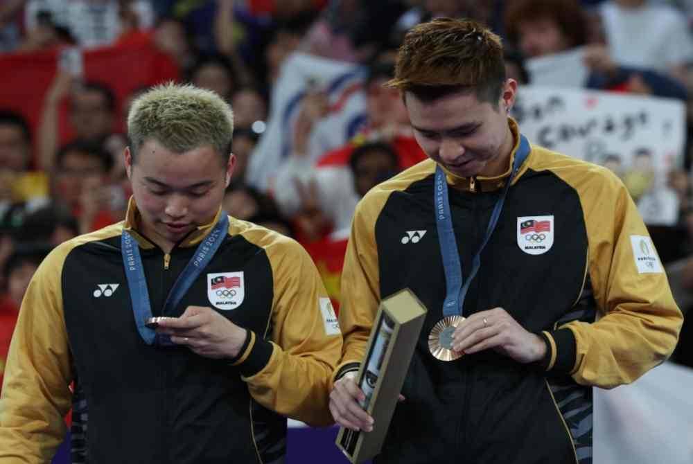 Beregu lelaki badminton negara, Aaron Chia dan Soh Wooi Yik melihat pingat gangsa pada majlis penyampaian pingat dalam acara badminton pada Sukan Olimpik Paris 2024. Foto Bernama