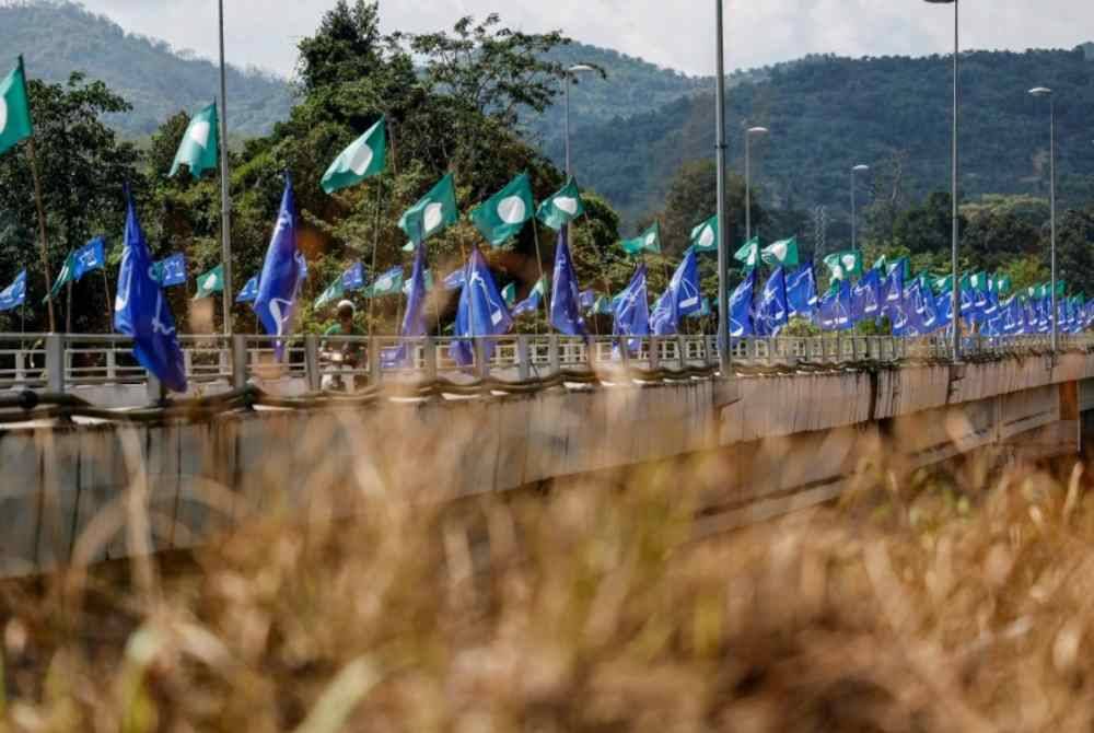 Parti-parti politik yang bertanding memasang bendera parti masing-masing di sekitar kawasan Jambatan Pulau Setelu sempena PRK DUN Nenggiri. Foto Bernama