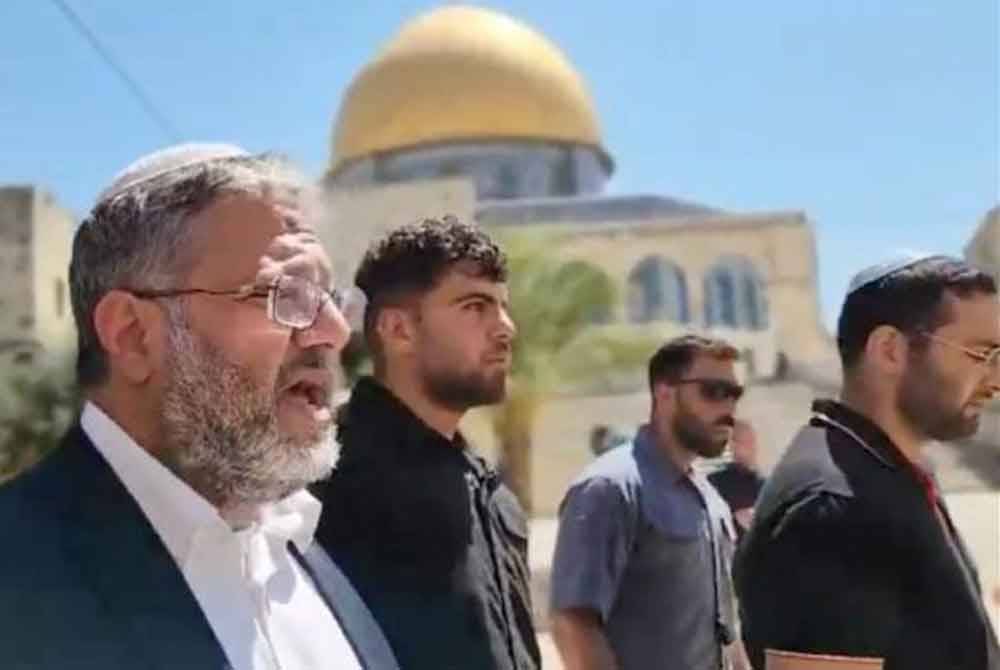 Itamar Ben-Gvir (kiri) berkunjung ke pekarangan Masjid Al-Aqsa yang juga dikenali oleh orang Yahudi sebagai Bukit Kuil di Baitulmaqdis pada Selasa. - Gambar Reuters