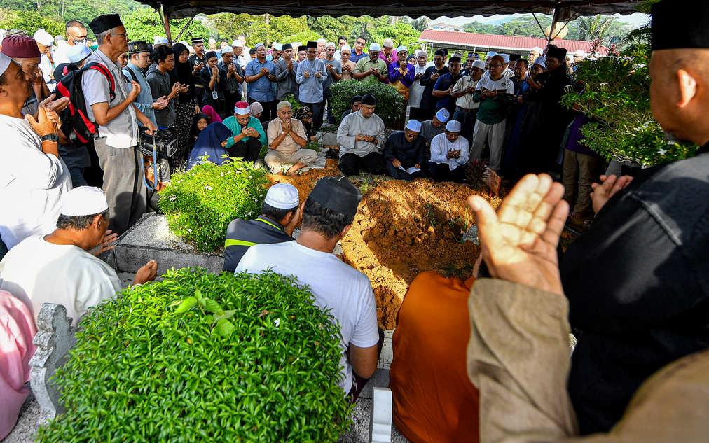 Jenazah bekas Mufti Negeri Sembilan Datuk Mohd Yusof Ahmad selamat dikebumikan di Tanah Perkuburan Islam Makam Tuan Sheikh Hj Mohd Said, Sikamat. Foto Bernama