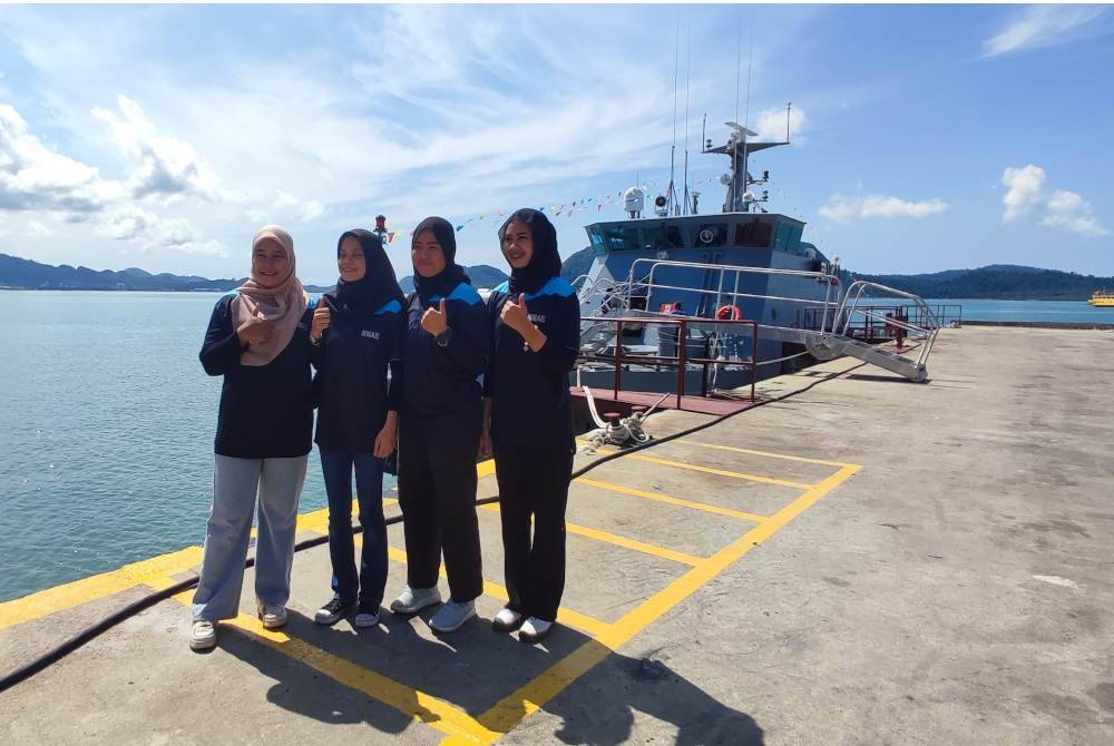 Antara jurukimpal wanita terlibat dalam pembinaan kapal peronda Tentera Laut Nigeria.