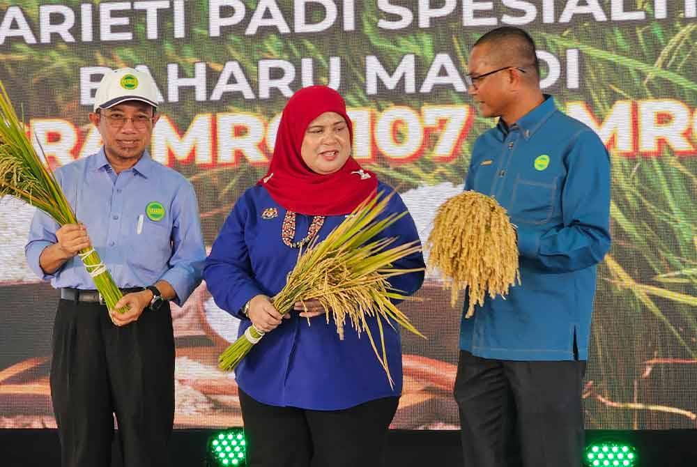 Rubiah melancarkan Varieti Padi Spesialiti Baharu Mardi MRQ107 dan MRQ 111 di Seberang Perak.