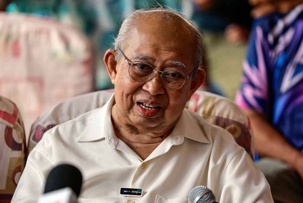 Tengku Razaleigh ketika sidang media pada Program bertemu Veteran UMNO di Jeram Tekoh, Gua Musang, pada Rabu. Foto Bernama