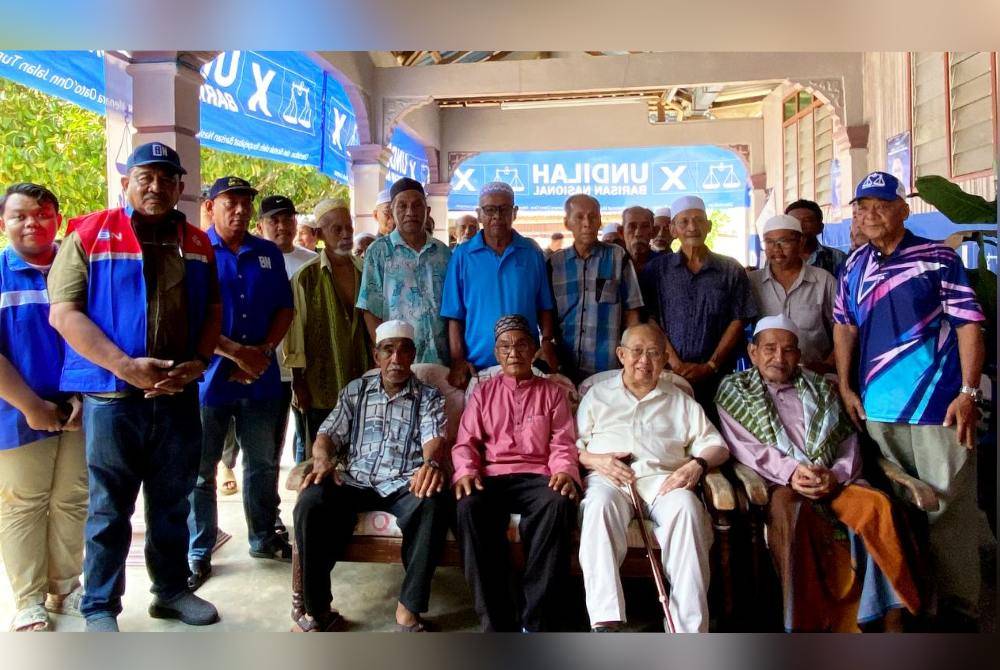 Ku Li (depan, dua dari kanan) turun padang berkempen di PRK DUN Nenggiri.