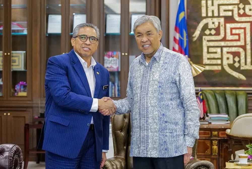 Ahmad Zahid pada Rabu menerima kunjungan hormat KSN yang baharu, Datuk Seri Shamsul Azri Abu Bakar di kompleks bangunan Pejabat Perdana Menteri, Perdana Putra, Putrajaya. Foto Facebook Zahid Hamidi