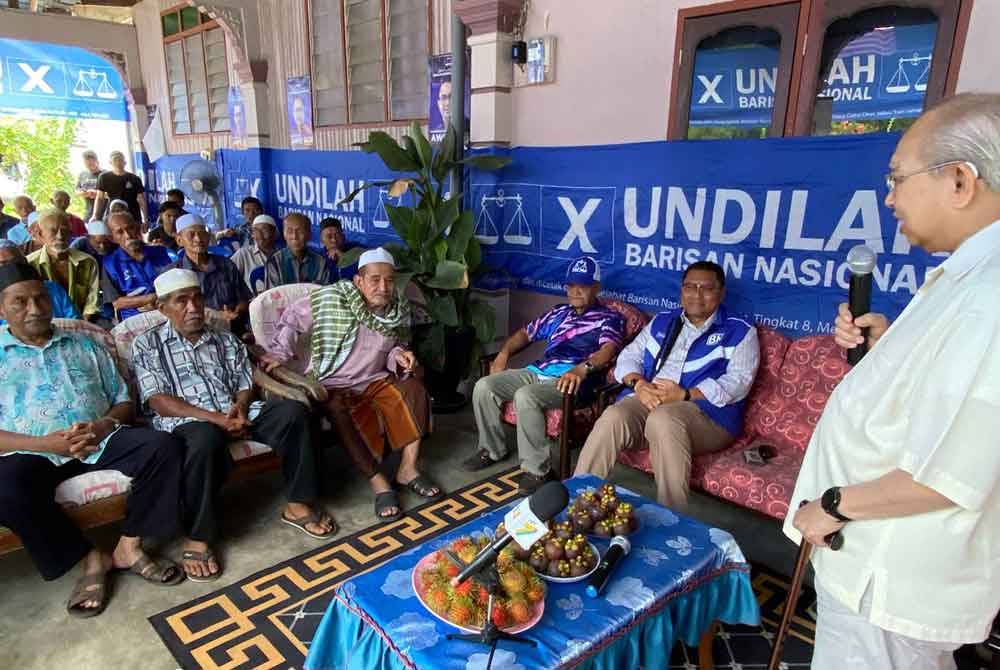 Ku Li semasa bertemu veteran UMNO di Jeram Tekoh, Gua Musang pada Rabu.