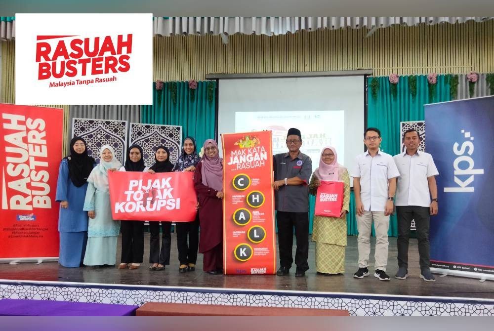 Nurhayati (enam dari kiri) bersama Mohamad Nor (empat dari kanan) selepas majlis penyerahan cenderahati kepada pihak sekolah.