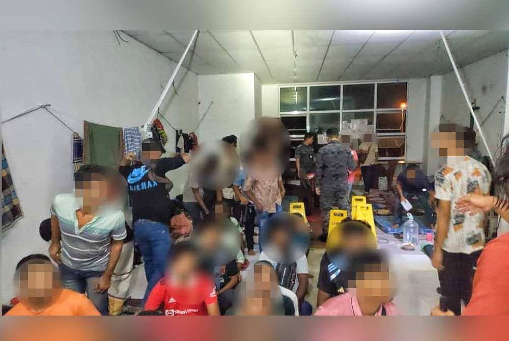 Sebahagian warga asing yang diperiksa dalam serbuan di daerah Melaka Tengah, di sini, pada Selasa.