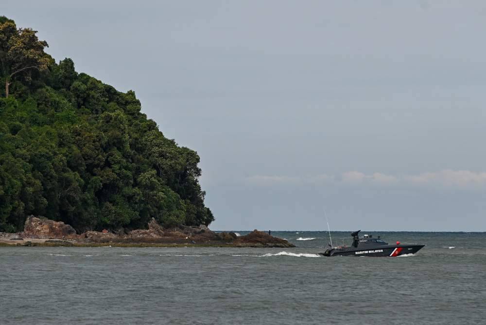 Sebuah bot Agensi Penguatkuasaan Maritim Malaysia (Maritim Malaysia) Terengganu melakukan operasi mencari mangsa yang hilang dalam kejadian bot nelayan dan tongkang berlanggar di perairan Kemaman ketika ditemui di Jeti Haji Pa Kuala Kemaman. Foto Bernama