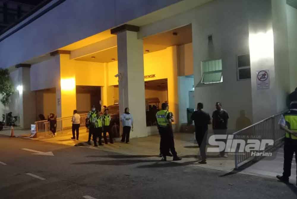 Beberapa individu yang terdiri daripada ahli keluarga Nidza Afham tiba di pekarangan Unit Forensik Hospital Shah Alam di sini pada Rabu.