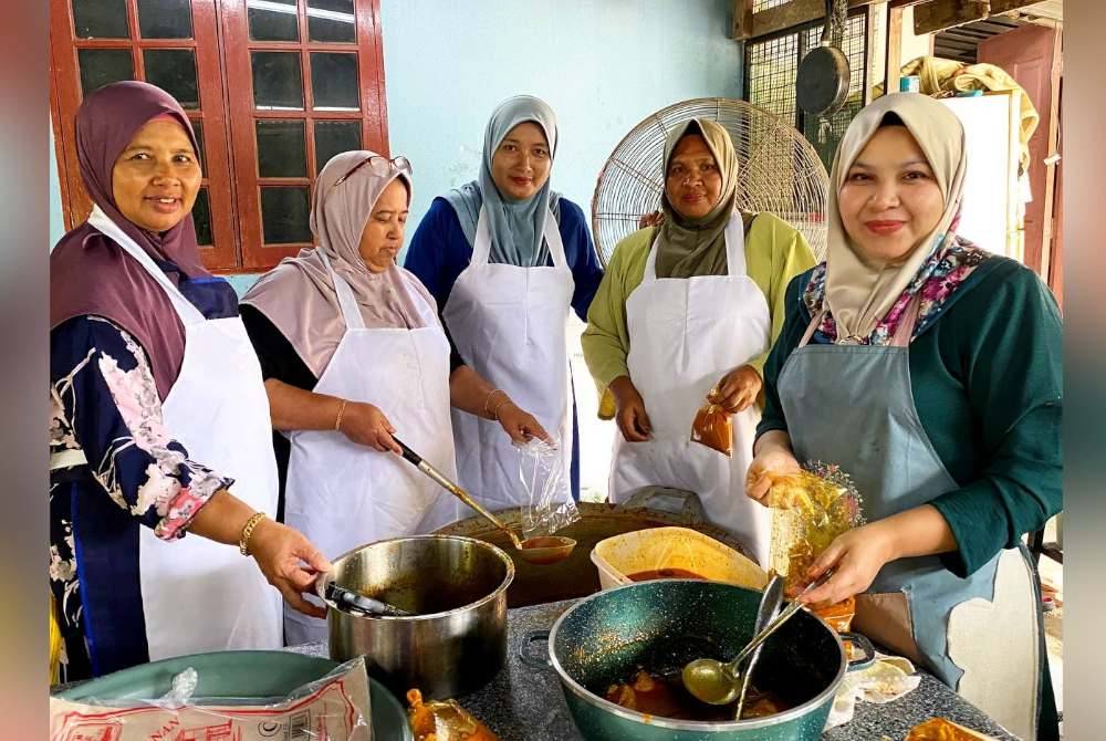 Rospinah (kiri) dibantu oleh anak-anak dan saudara mara sepanjang PRK Nenggiri.