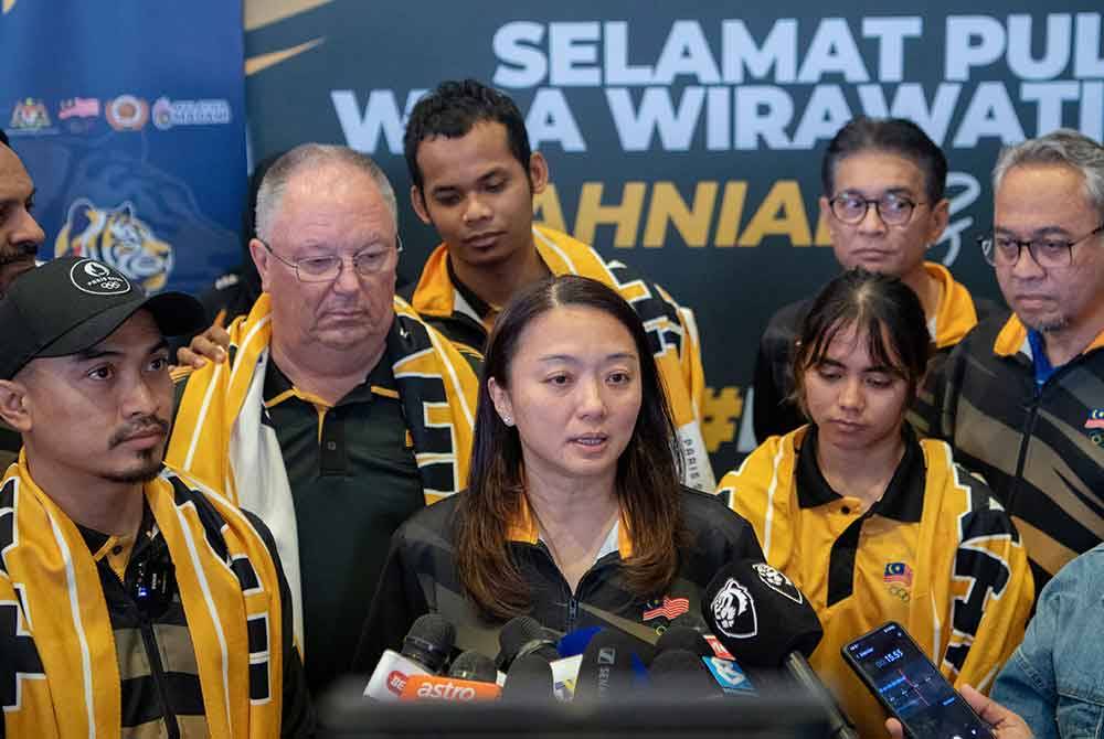 Hannah (dua, kanan) ketika ditemui pemberita sebaik tiba di Terminal 1 Lapangan Terbang Antarabangsa Kuala Lumpur.