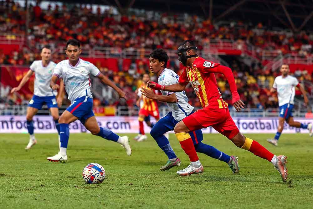 Faisal (kanan) berusaha melepasi asakan pasukan Kelantan Darul Naim dalam perlawanan Liga Super di Petaling Jaya pada 10 Ogos lalu.