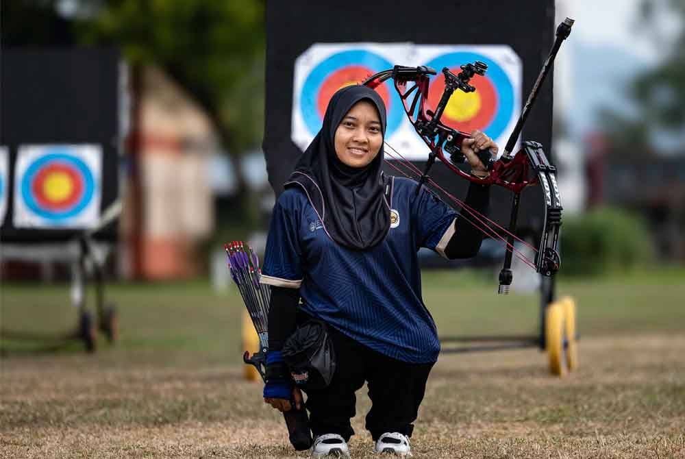 Nur Jannaton bergambar selepas menjalani latihan menjelang temasya Sukan Paralimpik Paris 2024, di Lapang Sasar Memanah Jabatan Perkhidmatan Veterinar Perak baru-baru ini. Foto Bernama