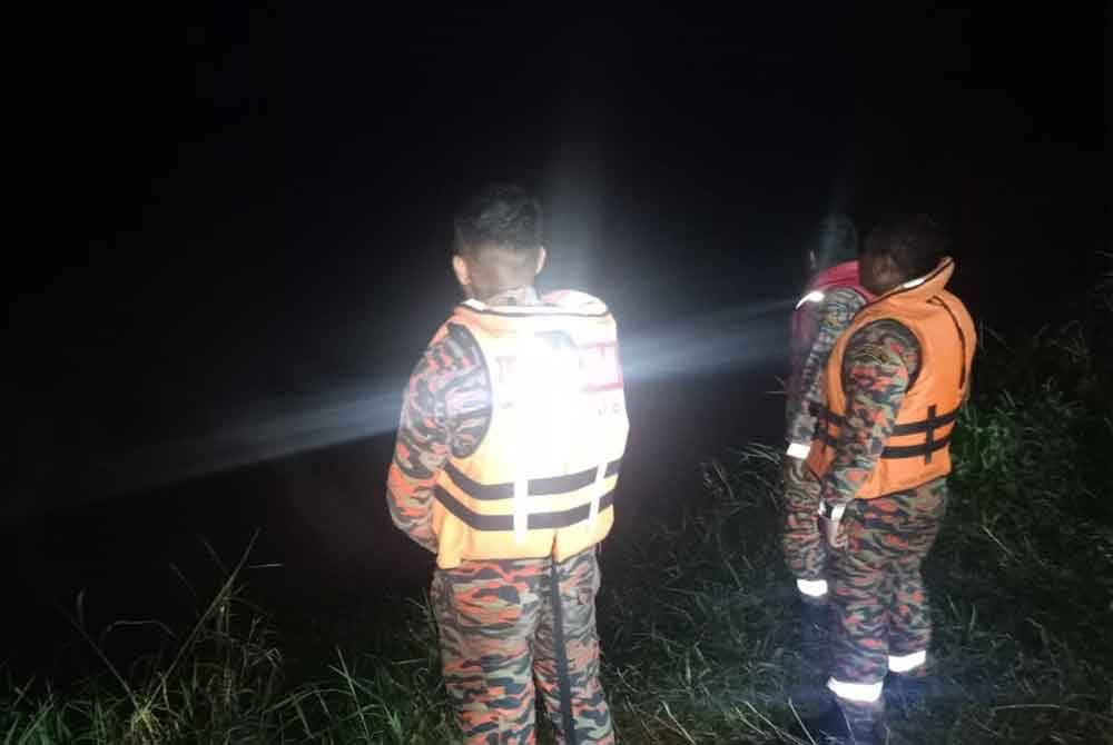 Anggota bomba melakukan pencarian mangsa di kawasan tebing sungai pada malam Rabu sebelum ditangguhkan dan disambung semula pagi Khamis.