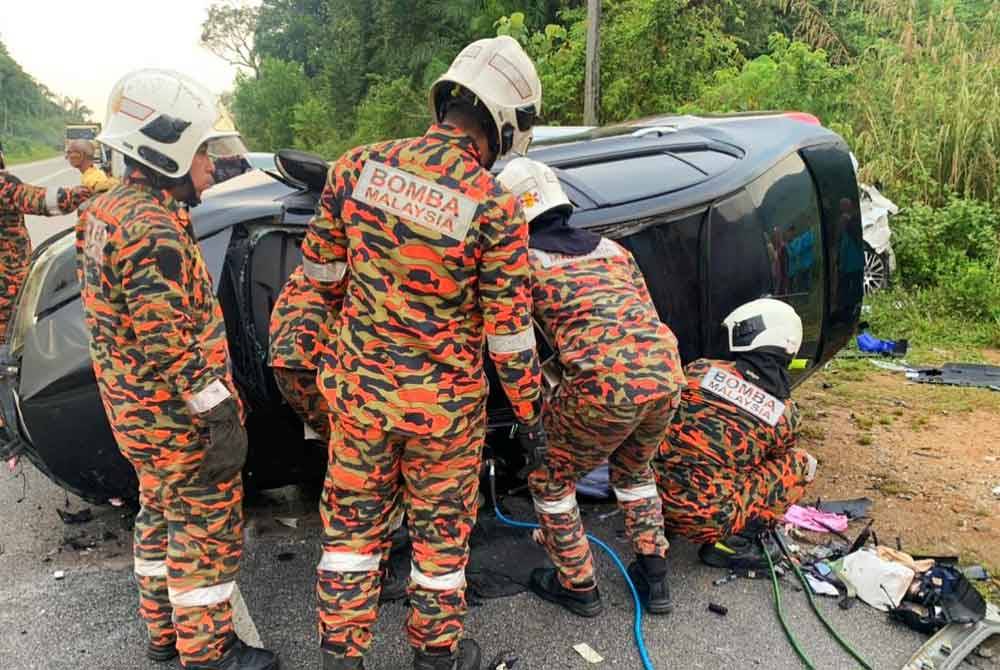 Anggota bomba melakukan kerja-kerja penyelamatan mengeluarkan mangsa tersepit di lokasi kejadian. Foto JBPM Perak