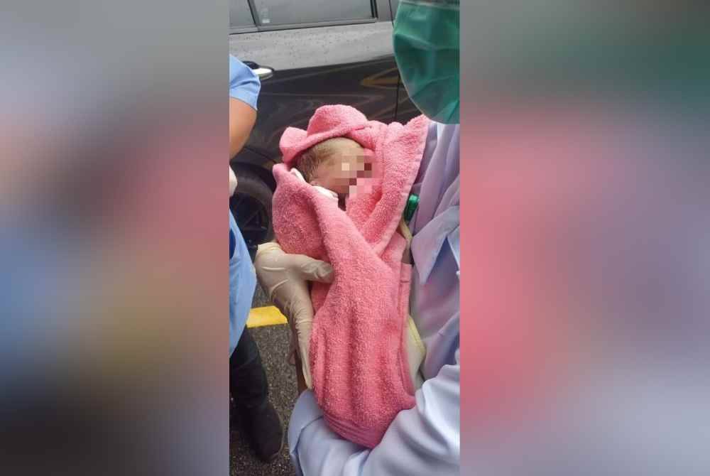 Seorang bayi perempuan yang masih bertali pusat dipercayai baru dilahirkan ditemui di dalam sebuah besen berhampiran tong sampah di Pekan Titi Serong, Parit Buntar pada Rabu.