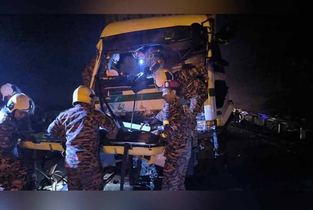 Anggota bomba melakukan kerja-kerja menyelamat mangsa dalam kemalangan di Kilometer 49.4, Lebuhraya Utara Selatan pada awal pagi Khamis. Foto bomba