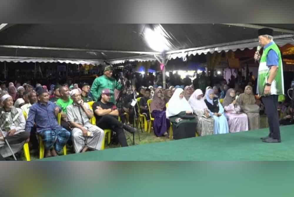 Muhyiddin berucap pada Ceramah Umum PRK Nenggiri UDM Perasu di Felda Perasu.