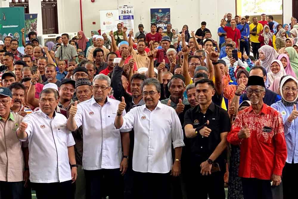 Johari (tengah) semasa hadir merasmikan Taklimat dan Pendaftaran Budi Agri-Komoditi (Sektor Perladangan) di Rantau Manis, Gua Musang pada Khamis.