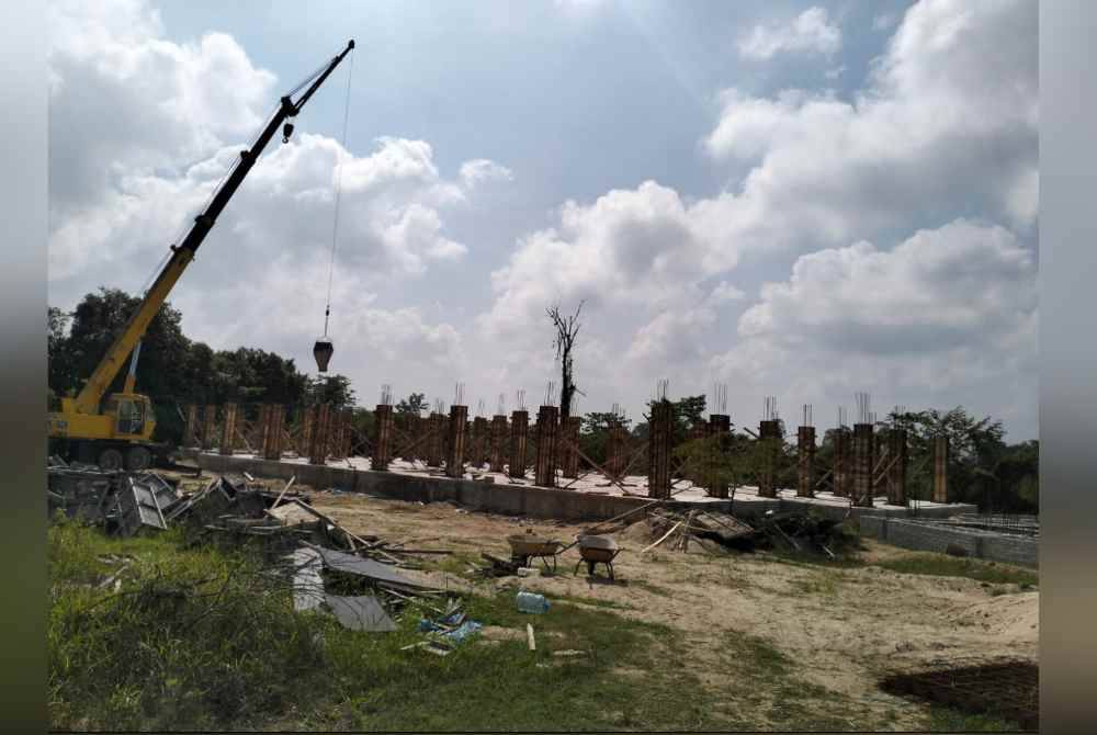 Kerja-kerja pembinaan Kompleks Masjid Tahfiz Al-Ayubi sedang berjalan di Pulau Buih, Kangkong, Pasir Mas.