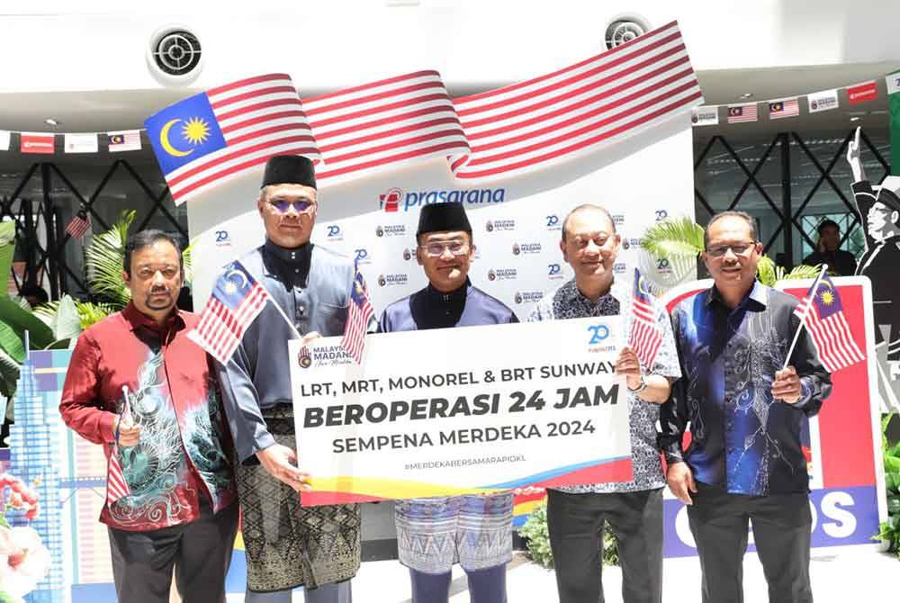 Azharuddin (tengah) ketika pengumuman operasi 24 jam perkhidmatan rel dan laluan bas terpilih sempena Sambutan Hari Kebangsaan 2024 di Menara Prasarana Subang pada Khamis.