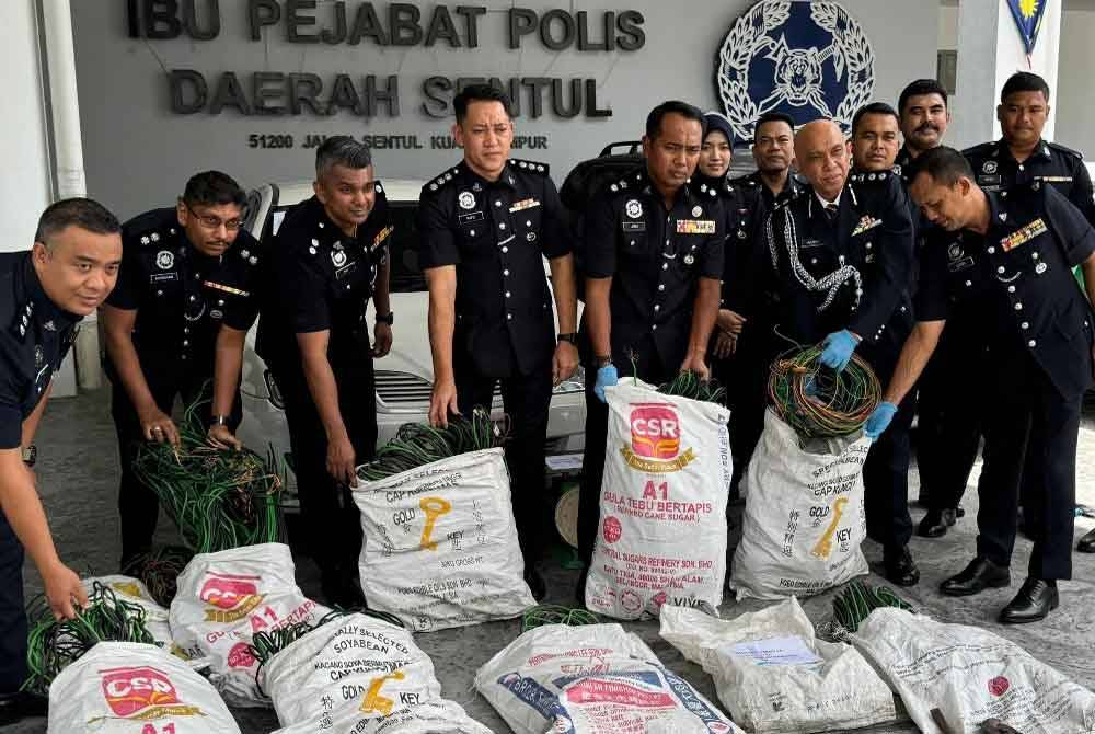 Ahmad Sukarno (dua kanan) menunjukkan barangan yang dirampas pada sidang akhbar di Ibu Pejabat Polis Daerah Sentul, di sini, pada Khamis.