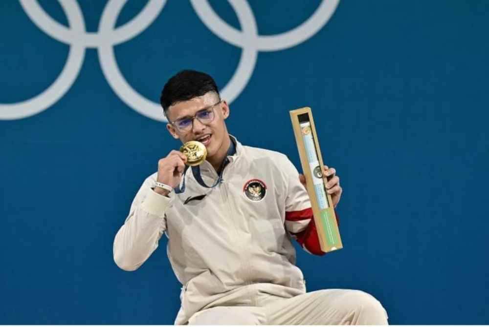 Rizki Juniansyah, yang memenangi pingat emas dalam acara angkat berat 73kg lelaki di Sukan Olimpik Paris 2024. Foto AP