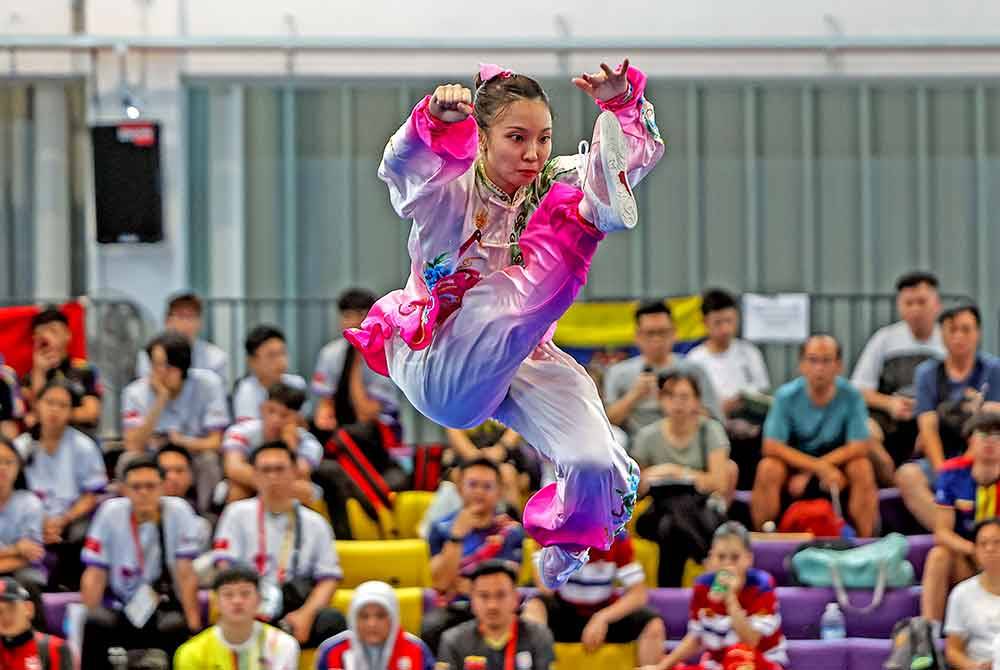 Aksi yang dipamerkan oleh Atlet wushu Selangor Mandy Cebelle Chen dalam acara Taijiquan kategori wanita pada Sukan Malaysia (Sukma) 2024 di Dewan Wushu SSC, Petra Jaya pada Khamis. Foto Bernama