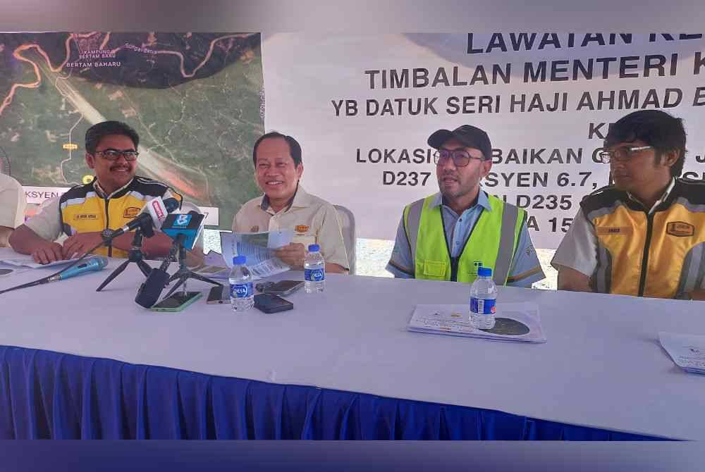 Ahmad (dua dari kiri) pada sidang akhbar ketika meninjau kemajuan kerja pembaikian cerun di Jalan Limau Kasturi-Bertam Baru di Gua Musang pada Khamis.