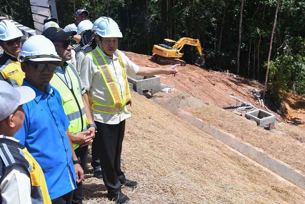 Ahmad Maslan (kanan) meninjau kemajuan kerja fizikal pembaikan cerun jalan negeri di Seksyen 5.8 yang telah mencapai 75 peratus dekat Kampung Limau Kasturi pada Khamis. Foto Bernama