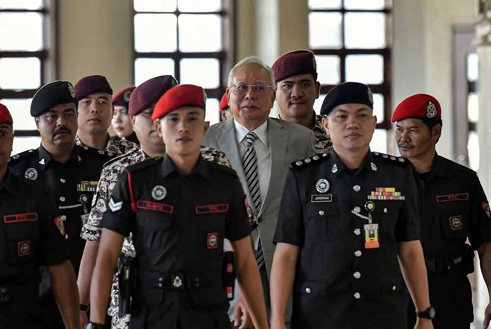 Najib (tengah) hadir di Kompleks Mahkamah Kuala Lumpur untuk kes saman sivil AS$1.18 bilion SRC International. Gambar fail