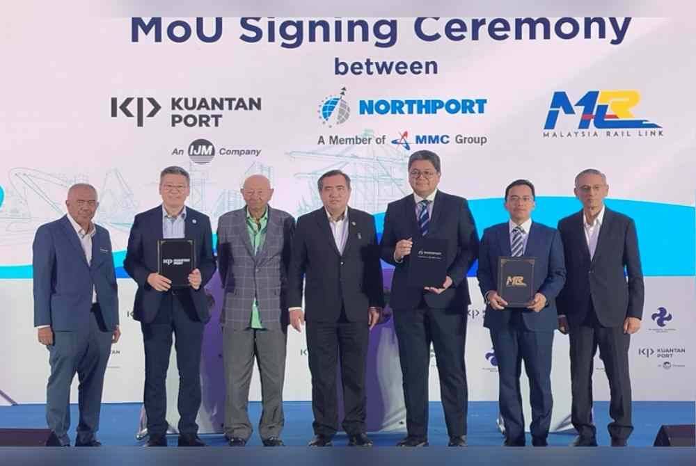 Anthony Loke hadir menyaksikan majlis menandatangani Memorandum Persefahaman (MoU) antara Kuantan Port, Northport Malaysia dan Malaysia Rail Link (MRL) sempena Majlis Perasmian Penutup Persidangan Antarabangsa Pelabuhan Kuantan (K-ICe) 2024 pada Khamis.