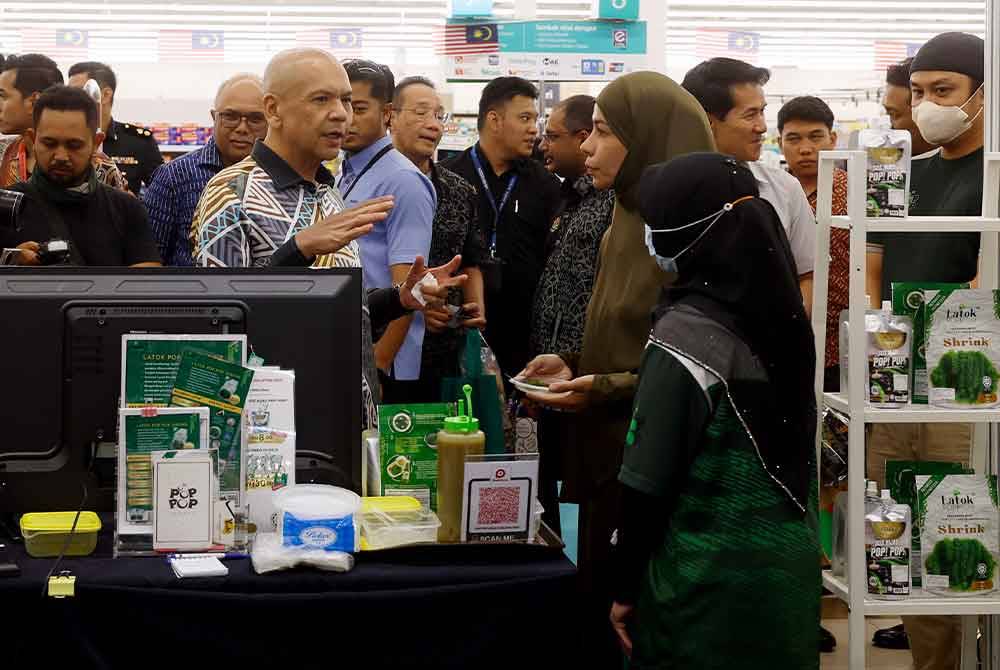 Armizan (tiga dari kiri) melawat reruai usahawan selepas melancarkan Kempen Beli Barangan Malaysia (KBBM) 2024 di Pasaraya Lotus Setia Alam pada Khamis. - Foto Bernama