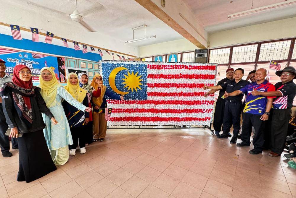 Guru-Guru Sk Gong Badang mengabadikan gambar kenangan di hadapan Jalur Gemilang yang dihasilkan.