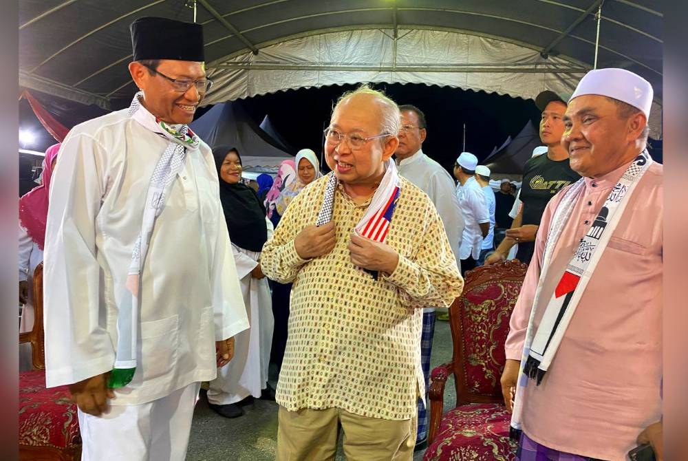 Tengku Razaleigh (tengah) bersama Ahmad Shabery (kiri) pada Program Perasu Berselawat di Pekarangan Pejabat Felda Perasu, Gua Musang.