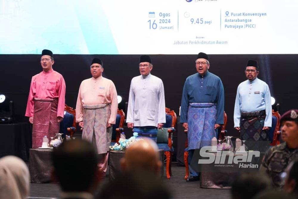 Anwar (tengah) ketika majlis Amanat Perdana Perkhidmatan Awam ke-19 (MAPPA XIX) pada Jumaat. Foto Sinar Harian-ROSLI TALIB