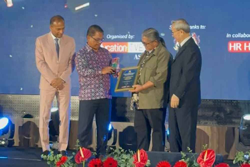 Anugerah disampaikan Mustapha (dua dari kiri) kepada Muhidin (dua dari kanan) di Kuala Lumpur pada Khamis.