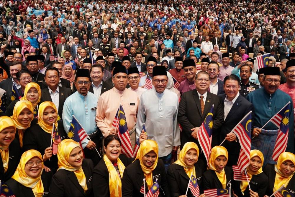 Perdana Menteri, Datuk Seri Anwar Ibrahim bergambar bersama penjawat awam pada majlis Amanat Perdana Perkhidmatan Awam ke-19 (MAPPA XIX) yang diadakan Pusat Konvensyen Antarabangsa Putrajaya (PICC) pada Jumaat.