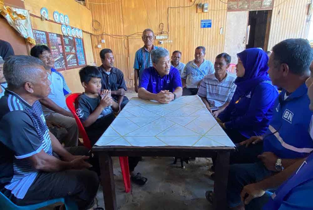 Mohamad (tengah) bertemu penduduk di Kampung Limau Kasturi di Gua Musang pada Jumaat.