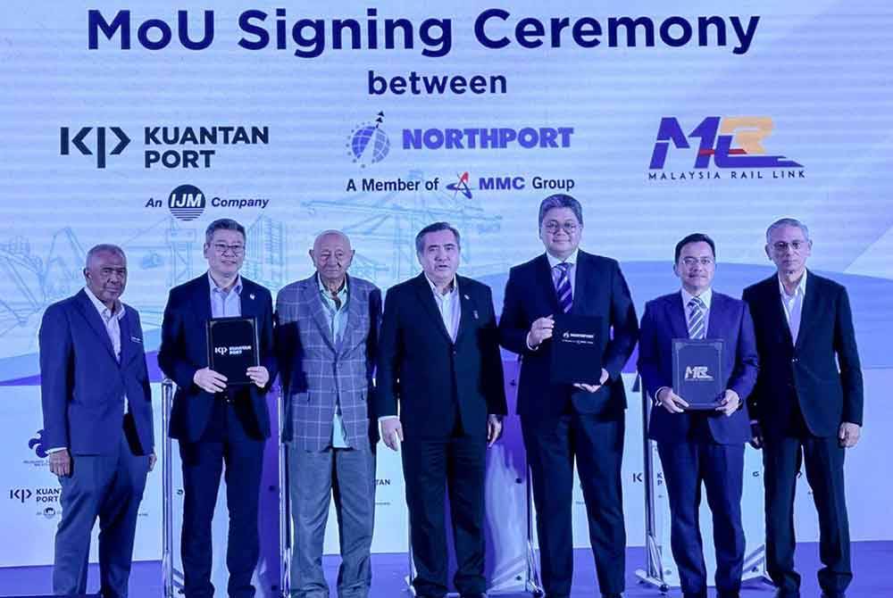 Anthony Loke (tengah) menyaksikan majlis menandatangani MoU antara Pengerusi Kuantan Port Consortium, Lee Chun Fai (dua dari kiri), Ketua Pegawai Eksekutif Northport, Datuk Azman Shah Mohd Yusof (tiga dari kanan) dan Ketua Pegawai Eksekutif MRL, Datuk Seri Darwis Abdul Razak (dua dari kanan) di Pusat Konvensyen Antarabangsa Sultan Ahmad Shah, Kuantan pada Khamis.