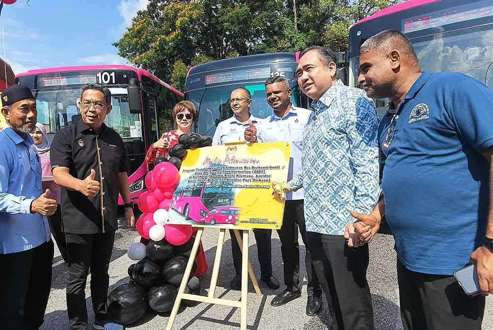 Anthony (dua dari kanan) melancarkan Program SBST di Seremban (koridor Kuala Klawang, koridor Kuala Pilah/Bahau dan koridor Port Dickson di Terminal Bas Kuala Klawang, pada Jumaat.