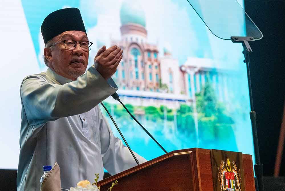 Perdana Menteri Datuk Seri Anwar Ibrahim menyampaikan amanat pada Majlis Amanat Perdana Perkhidmatan Awam (MAPPA) ke-19 "Perkhidmatan Awam Madani” di Pusat Konvensyen Antarabangsa Putrajaya (PICC) pada Jumaat. Foto Bernama