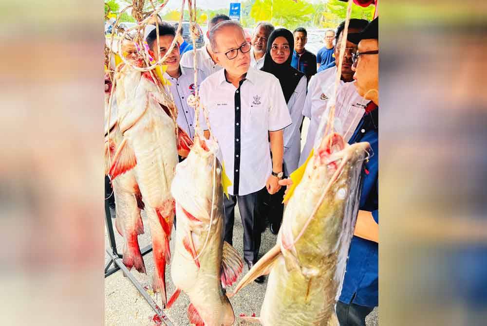 Abdullah (kiri) bersama Menteri Besar Pahang, Datuk Seri Wan Rosdy Wan Ismail melihat hasil tangkapan ikan BEM menerusi pertandingan di Lipis baru-baru ini.