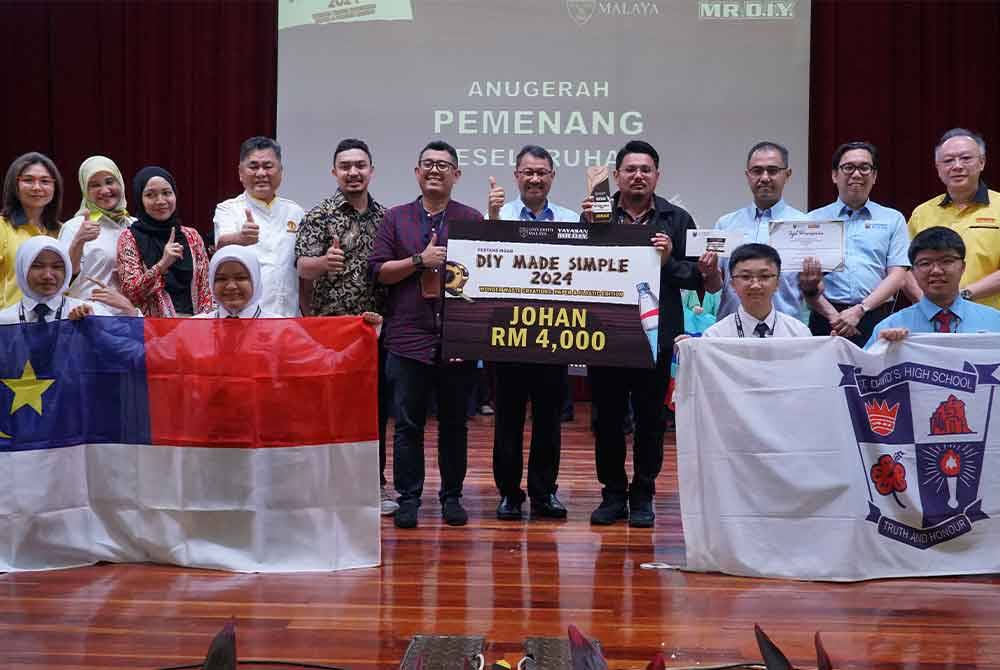 Dari kiri: Ketua Kewangan MR D. I. Y. Group, Anne Chong; Zaleha; Ahli Lembaga Pemegang Amanah, Yayasan MR D.I.Y, Datuk Seri Loo Chong Peng; Timbalan Naib Canselor Hal Ehwal Pelajar UM, Profesor Dr Zamri Radzi; Dekan Fakulti Alam Bina UM, Profesor Sr Ts Dr Azlan Shah Ali; Amer Siddiq dan Naib Presiden Kumpulan MR D.I.Y., Henry Woon bersama juara DIY Made Simple 2024, SMK Tinggi St David, Bukit Baru, Melaka.