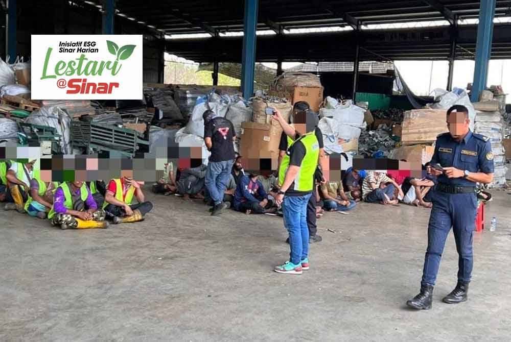 Sebahagian warga asing yang ditahan ketika serbuan JIM ke premis memproses e-waste haram di kawasan Perindustrian Segamat 2. Foto JIM Johor