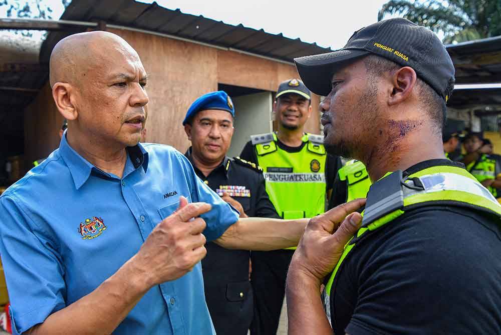 Armizan melihat kecederaan yang dialami oleh pegawai KPDN Negeri Sembilan, Amirul Al Fadzli semasa membuat serbuan di sebuah premis di Lukut pada Jumaat. Foto Bernama