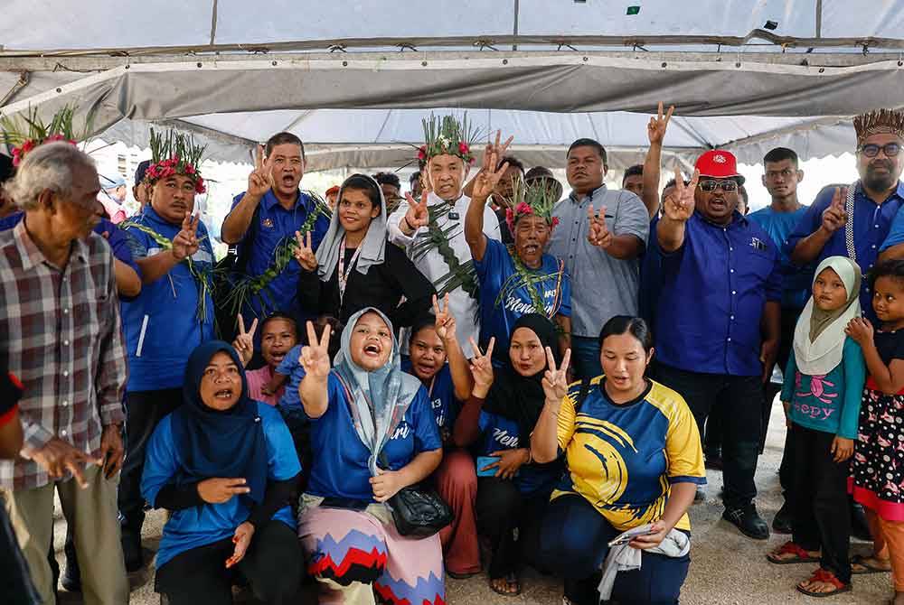 Ahmad Zahid bergambar bersama sebahagian Orang Asli pada Program Ramah Mesra bersama PDM Pos Pulat pada Jumaat. Foto Bernama