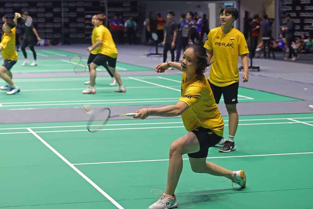 Skuad badminton Perak giat melakukan latihan bagi persediaan bagi menghadapi perlawanan esok Sukma 2024 di Stadium Tertutup Sibu.