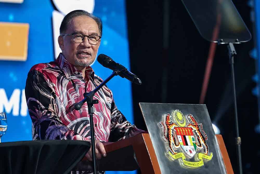 Perdana Menteri Datuk Seri Anwar Ibrahim berucap pada Majlis Makan Malam dan Perasmian Pembukaan International Young Leaders Summit 2024 (iFUTURE) di Pusat Dagangan Dunia Kuala Lumpur (WTCKL) pada Jumaat. Foto Bernama